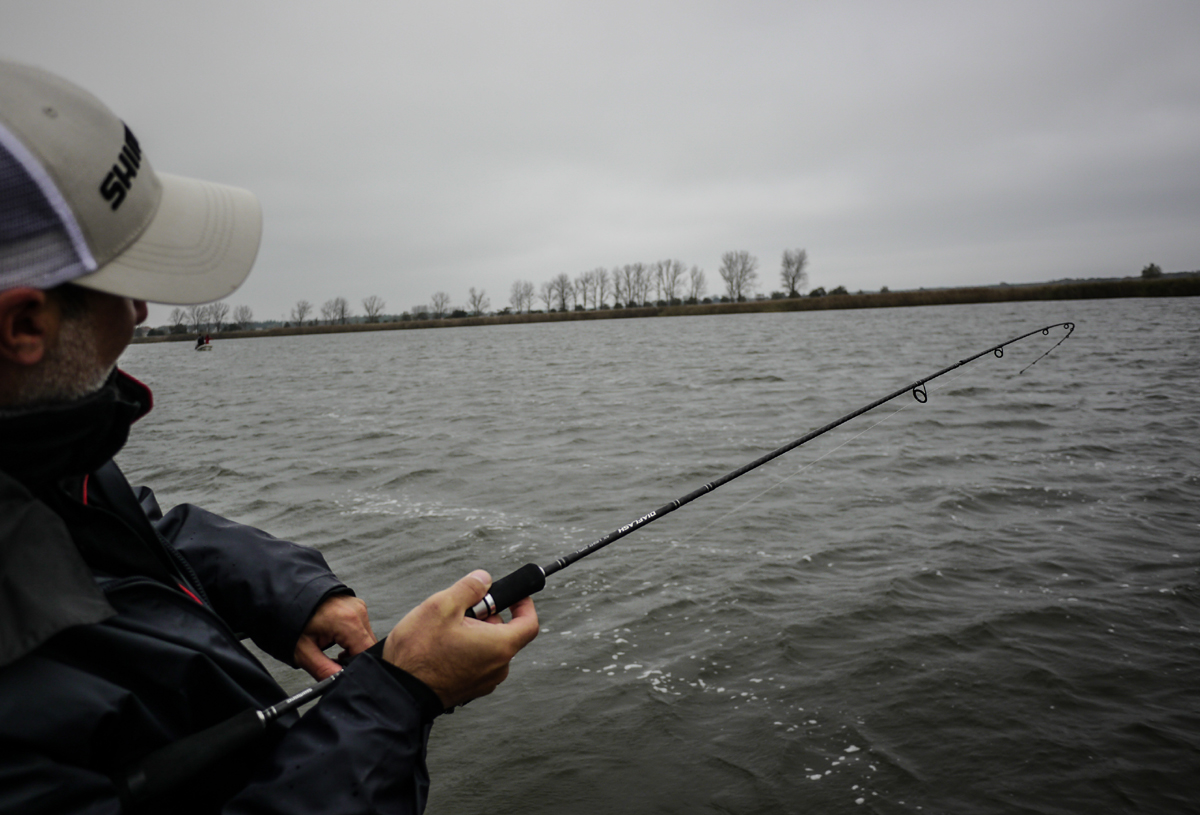 Angler mit Rute am Wasser