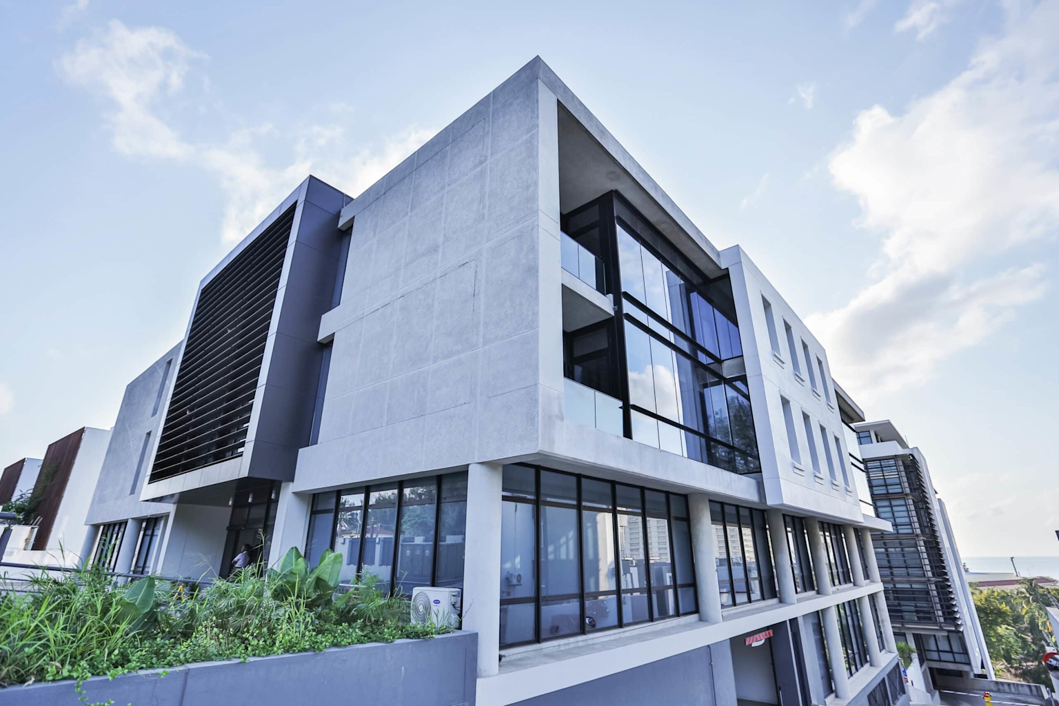 Modernes Geschäftsgebäude mit Glasfront - typisches Immobilienprojekt