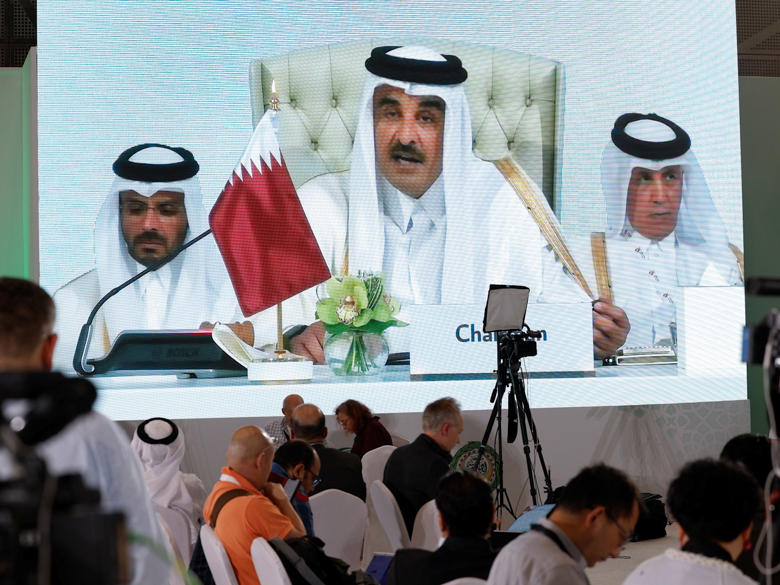 Qatari leadership at the ArabIslamic summit with the Qatari flag prominently displayed during the address by the chairman