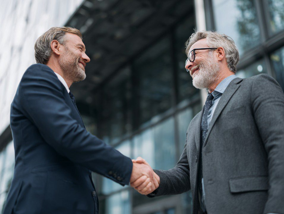 Profissionais em handshake - MIDLEJ Advogados