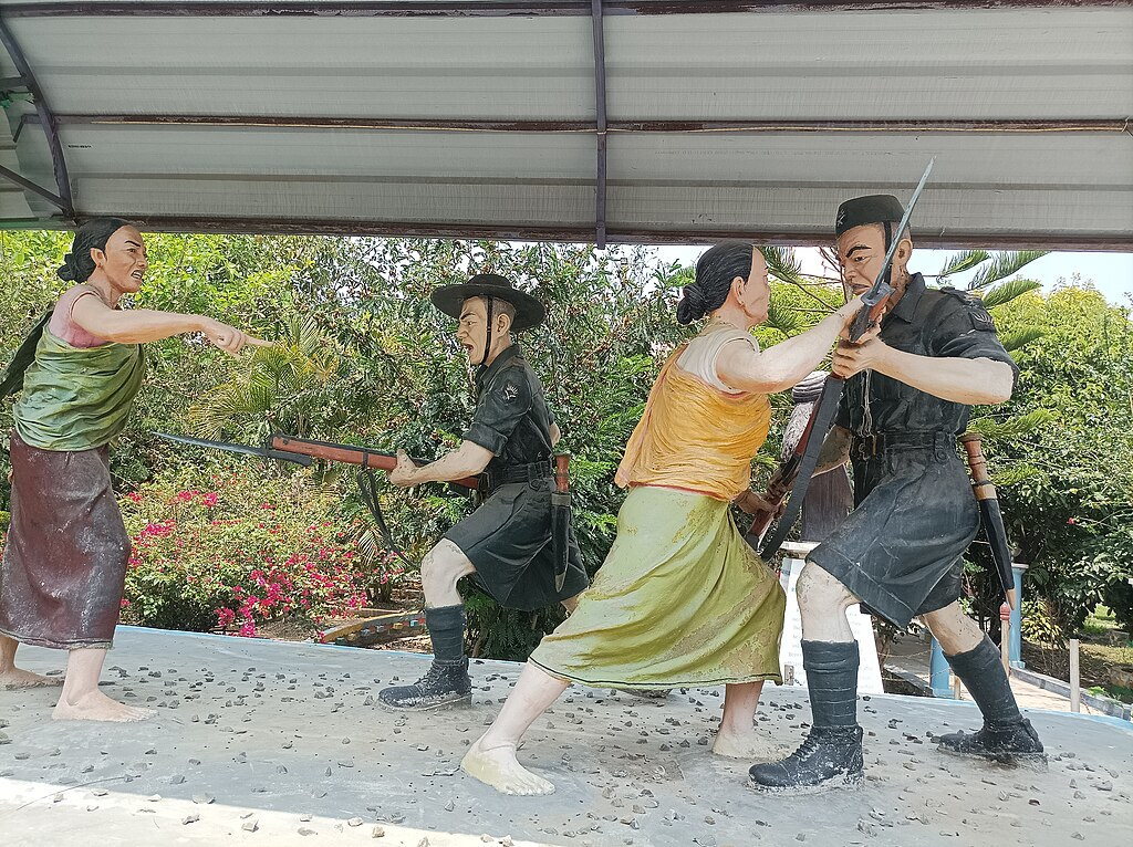 Statues depicting Nupi Lan (Women's War) of 1939