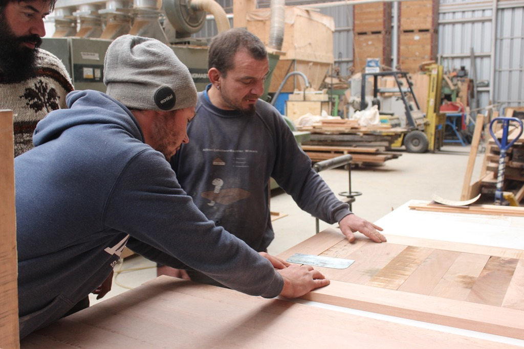 Carpinteros profesionales trabajando