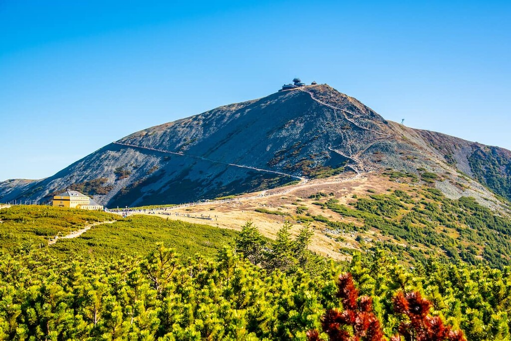 Horská krajina Krkonošského národního parku, kde platí přísná omezení pro létání s drony.