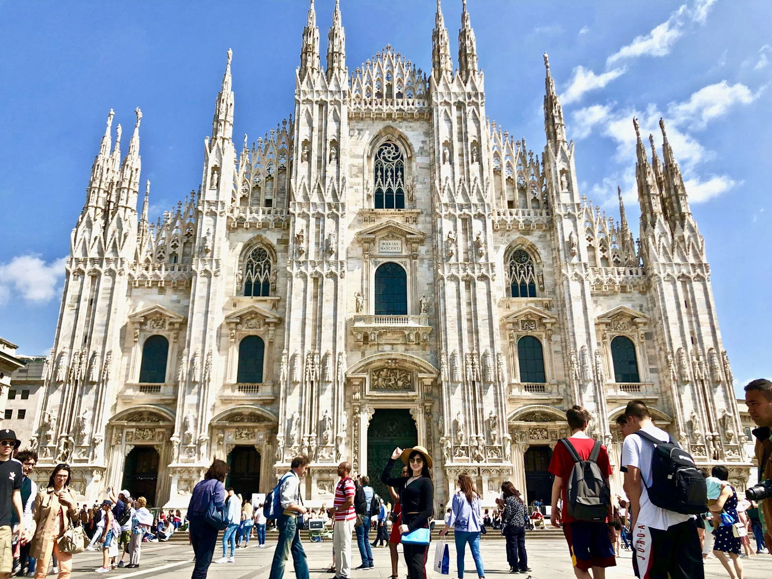 Catedral Duomo de Milán con multitud de turistas