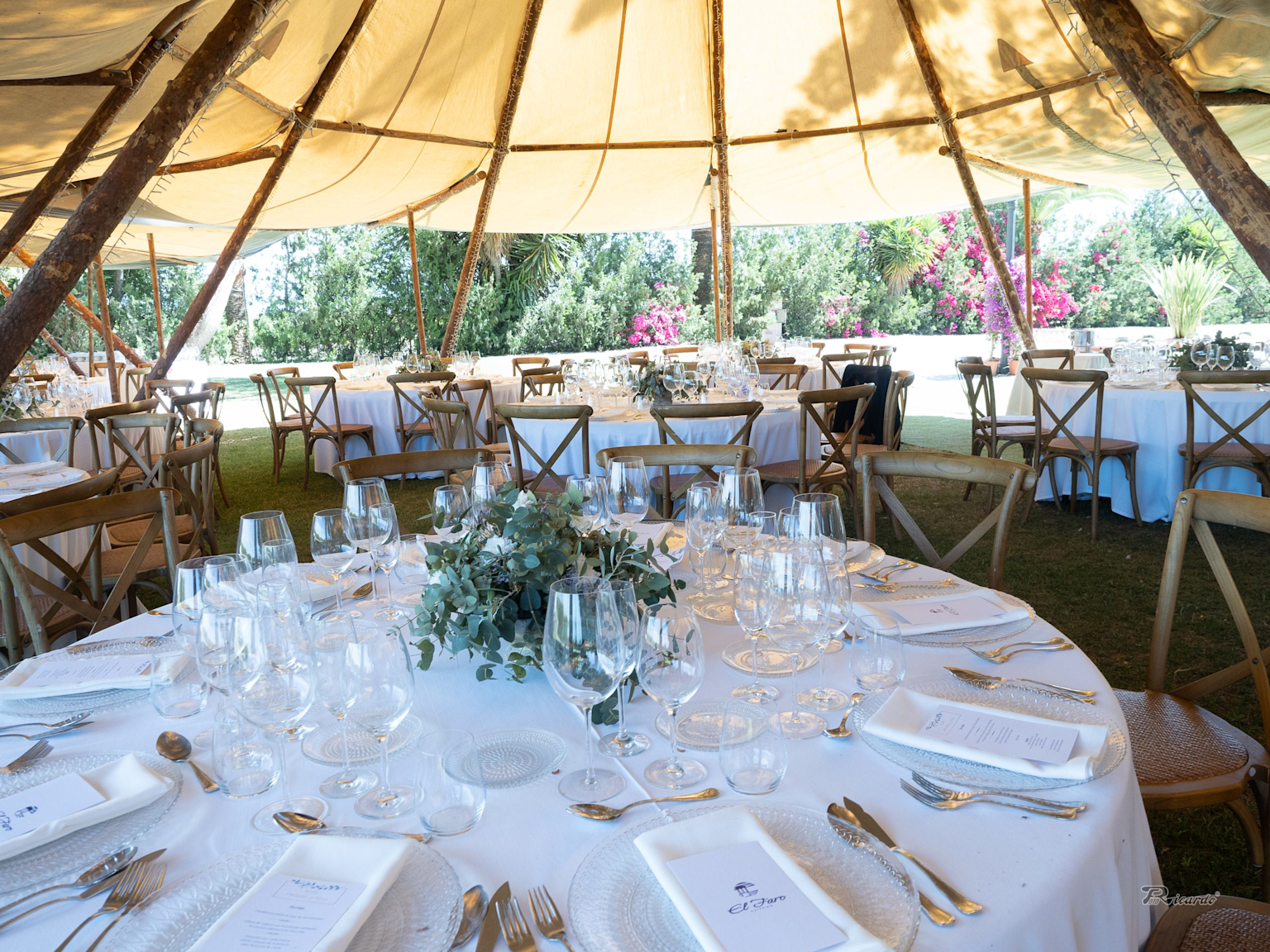 Montaje elegante de recepción en la hacienda