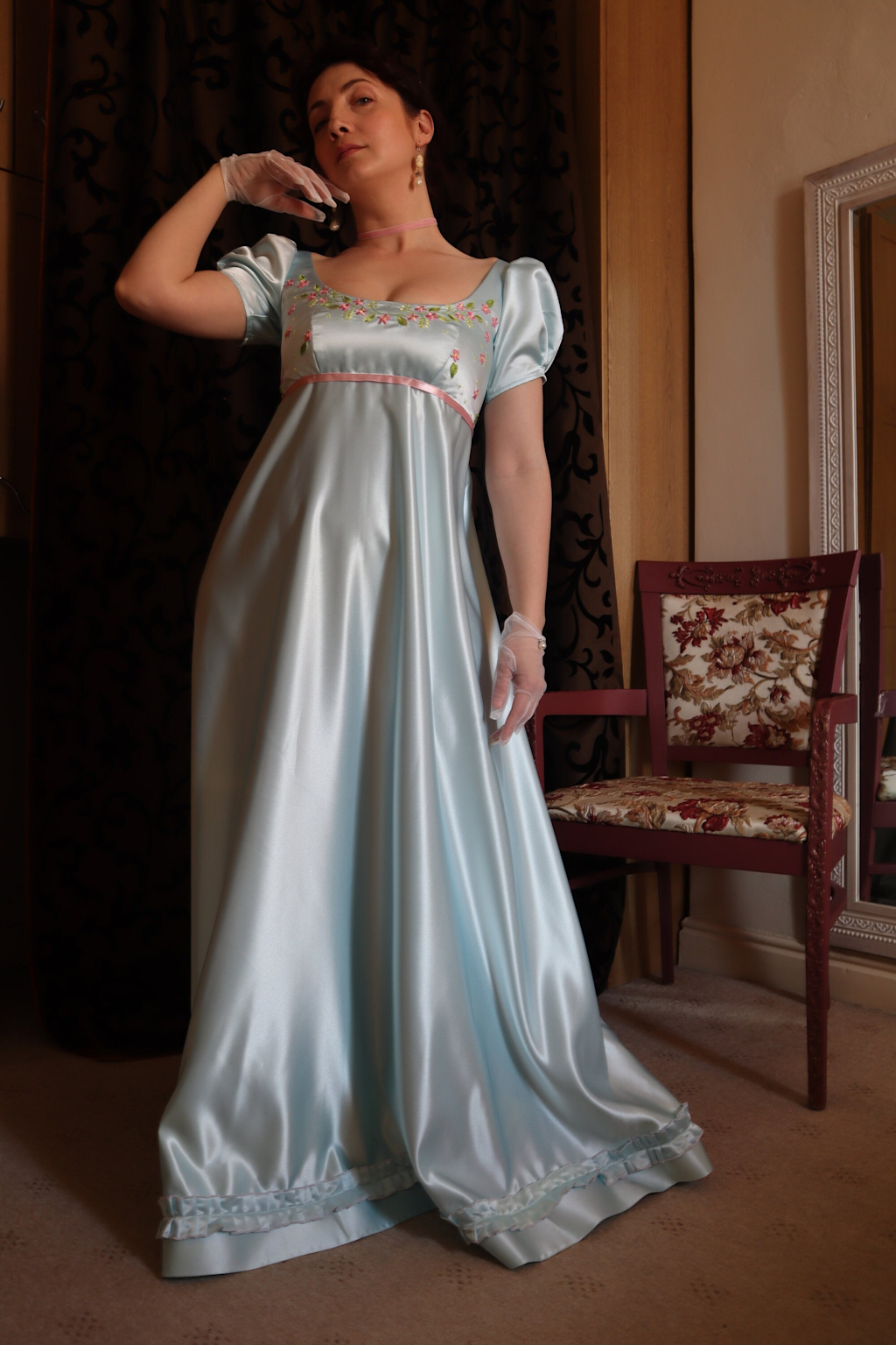 Vestido azul satén con bordados florales y guantes