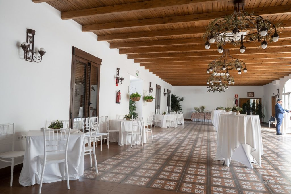 Salón interior con vigas de madera y mesas elegantes