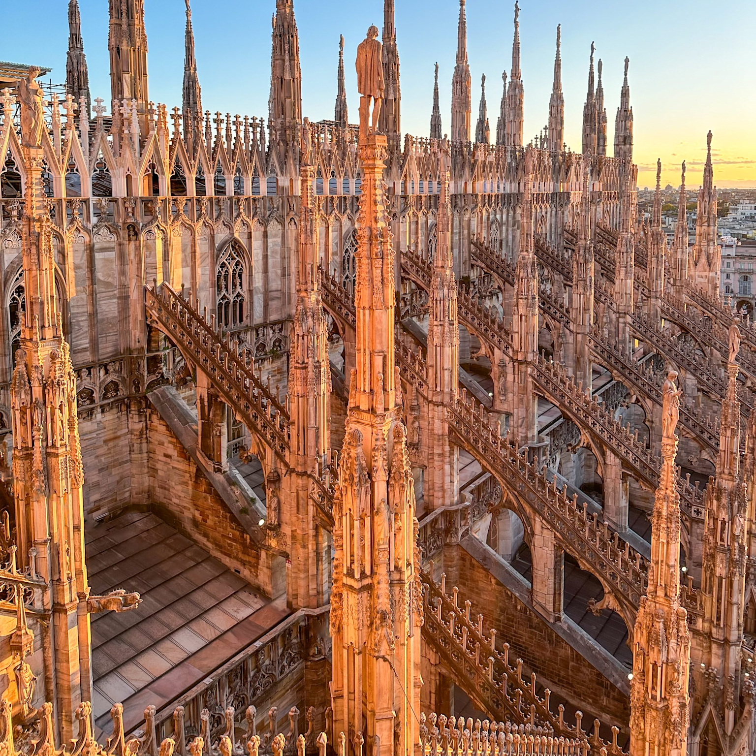 Catedral Duomo de Milán con sus impresionantes agujas góticas y detalles arquitectónicos al atardecer