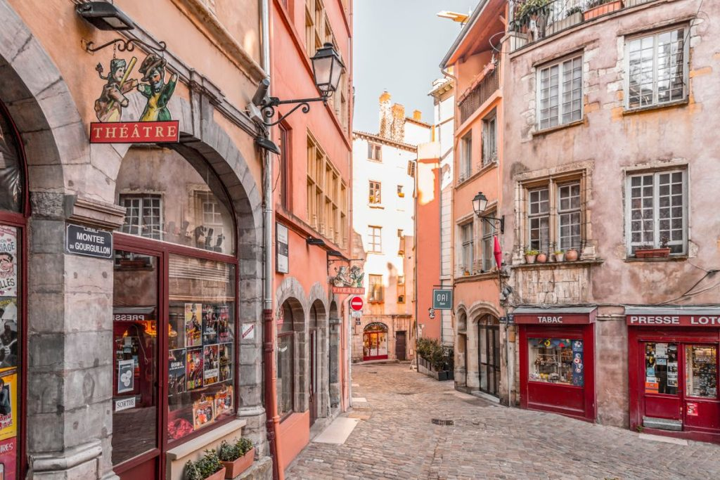 Calle empedrada del Vieux Lyon con edificios históricos y arquitectura tradicional francesa