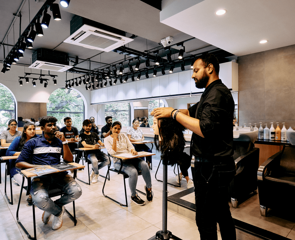 Formación en aula de peluquería en Santiago