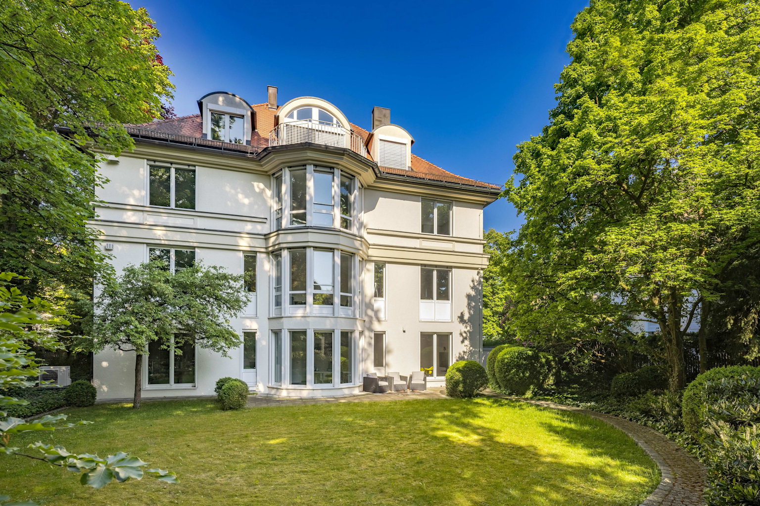 Elegantes deutsches Wohngebäude mit Garten