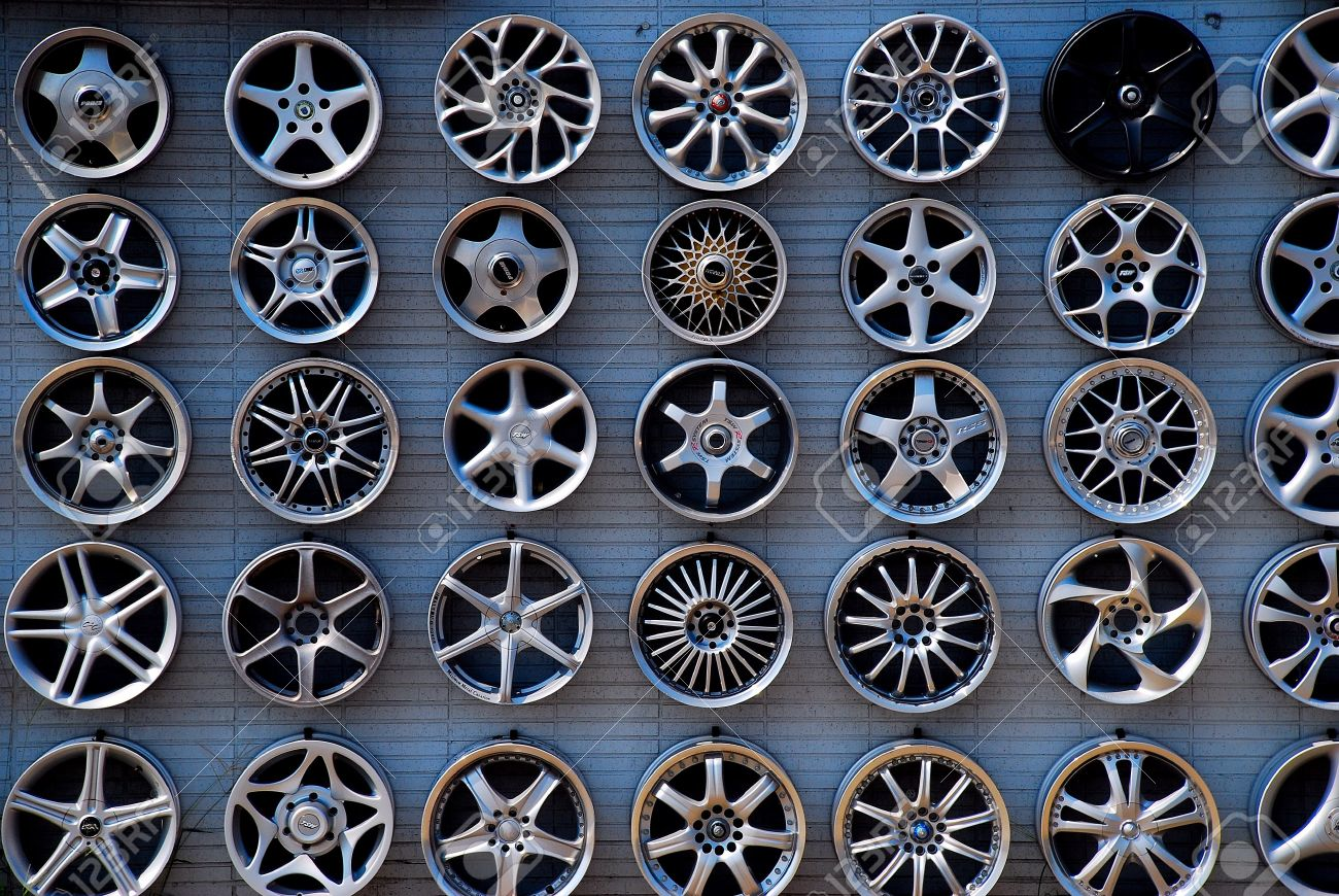 Display of custom car rims
