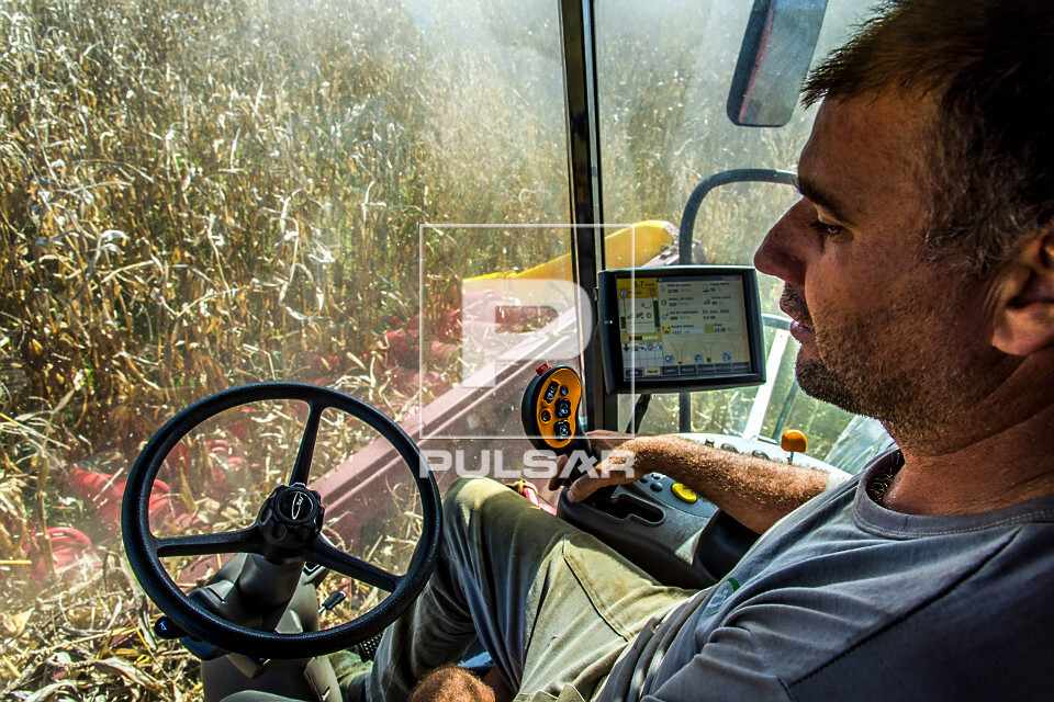 Operador profissional em colheitadeira moderna
