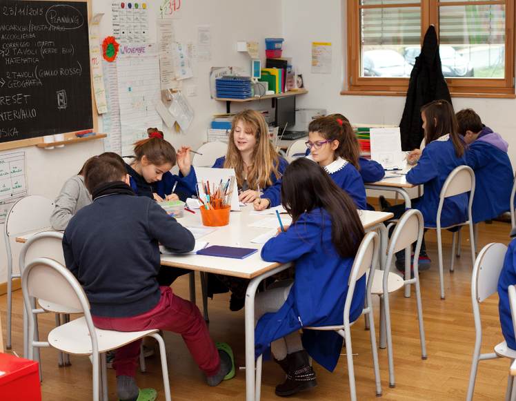 Studenti che studiano insieme con metodo collaborativo