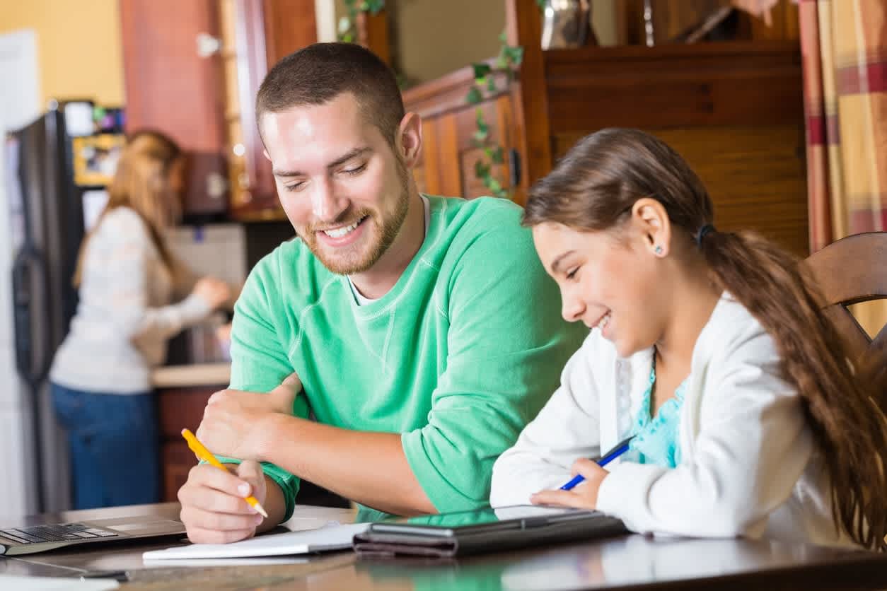 Tutor privato che aiuta uno studente