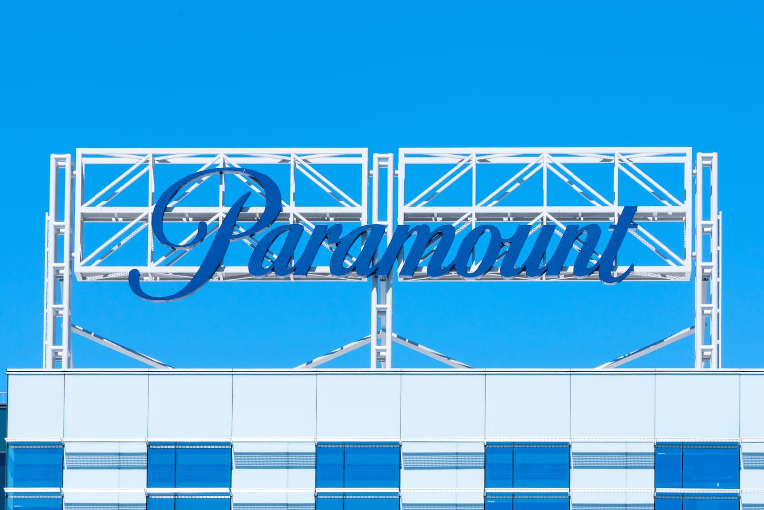 Paramount acepta una paralización de meses en la fusión con Warner Bros.