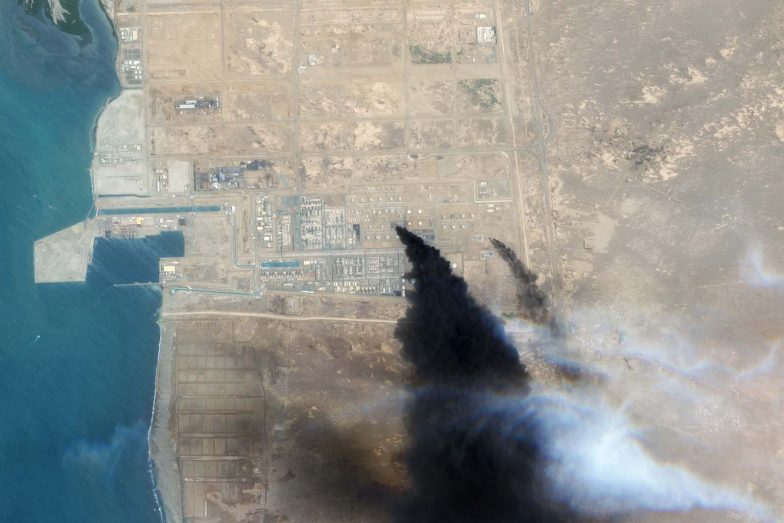 Los hutíes reivindican un ataque con drones contra la refinería de Saudi Aramco en Yizan