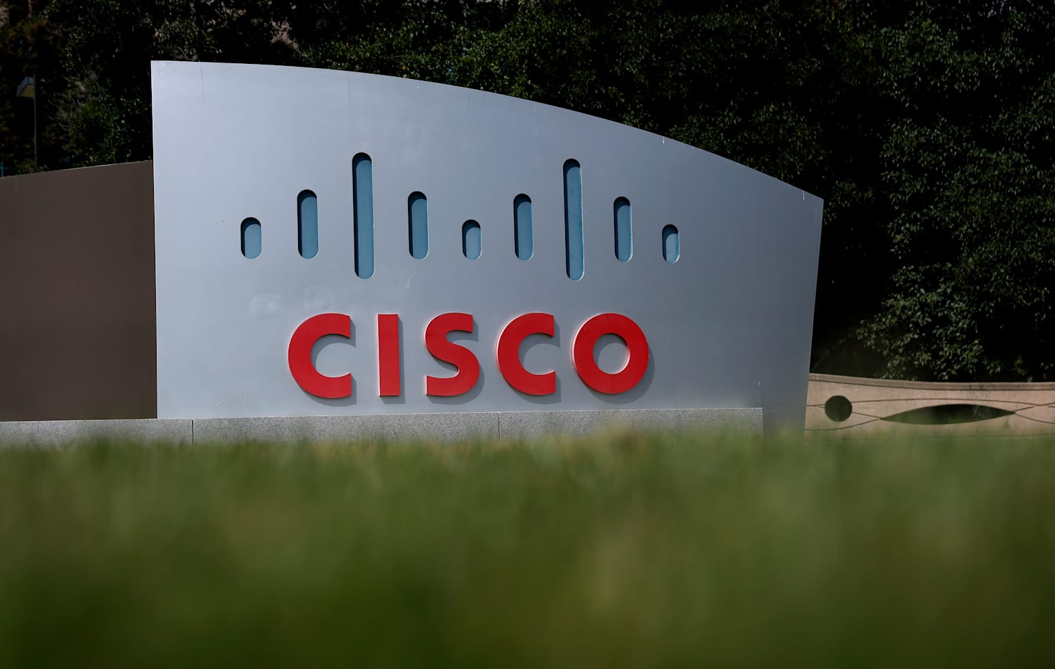 Cisco revela una falla crítica en los switches Nexus 9000 usados en centros de datos de IA