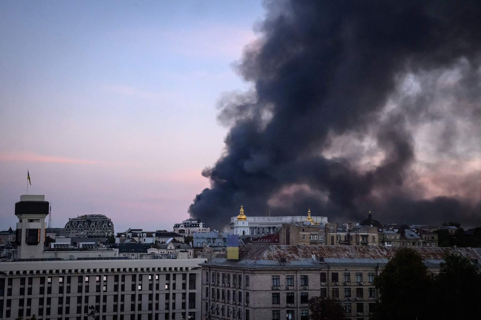 Rusia ataca Kiev horas después de la partida de los enviados de EE.UU., dejando 2 muertos