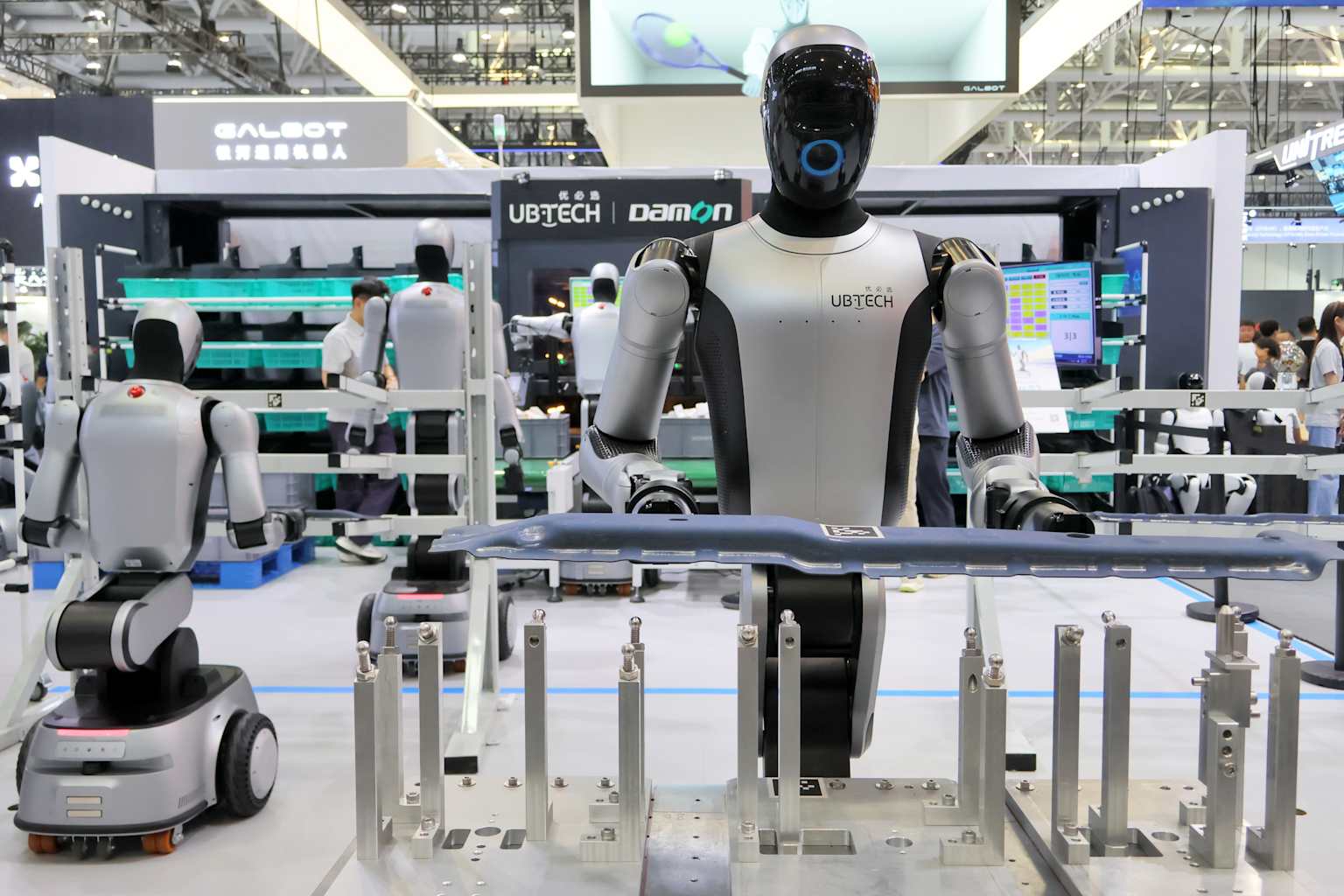 El robot humanoide récord de China da el salto a las fábricas