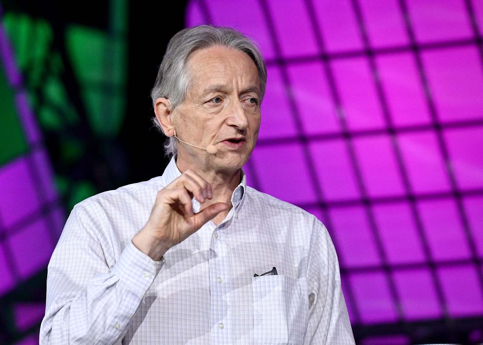 Hinton acusa a Huang de Nvidia de tener 'intereses creados' al oponerse a la regulación de la IA