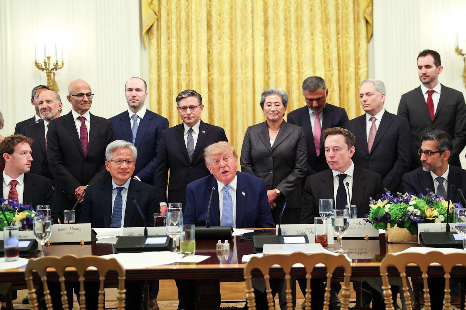 Trump y CEOs tecnológicos firman acuerdo voluntario de seguridad en IA en la Casa Blanca