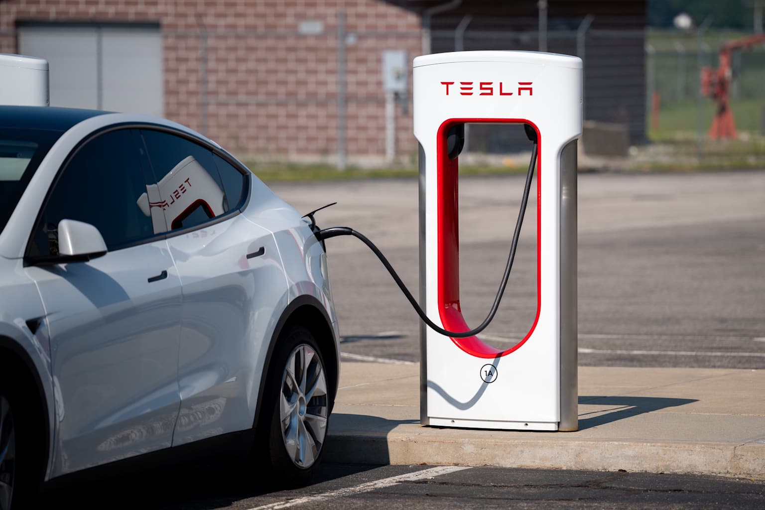 Una actualización de Tesla permite huir con el coche aún enchufado