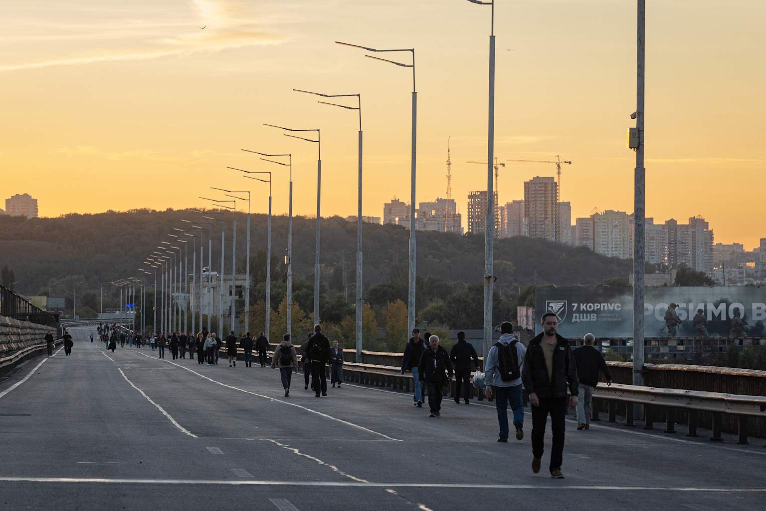 Drones rusos cierran parcialmente tres puentes de Kiev sobre el Dniéper