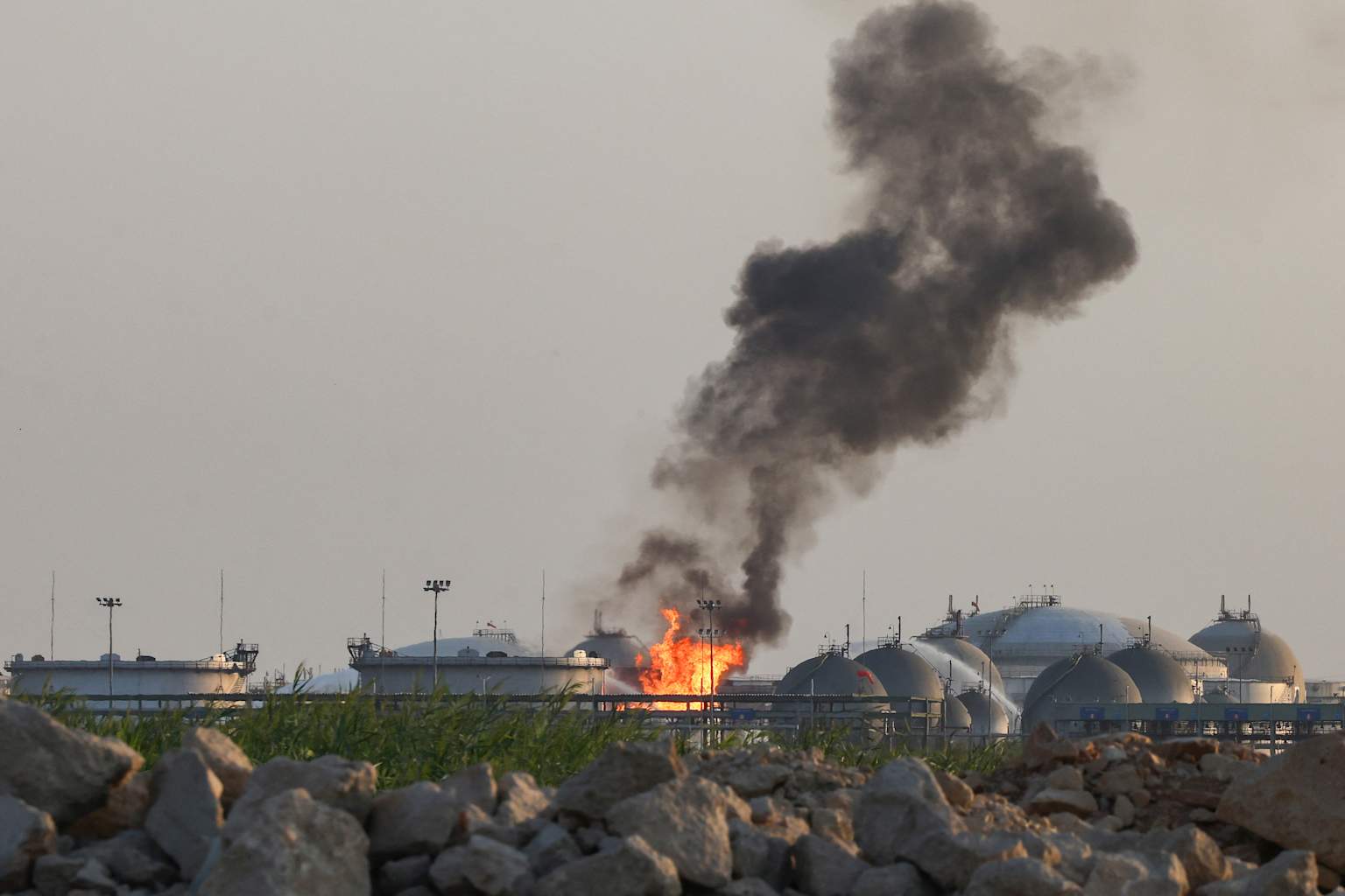 Los hutíes afirman haber atacado con misiles y drones una instalación de Aramco en Riad