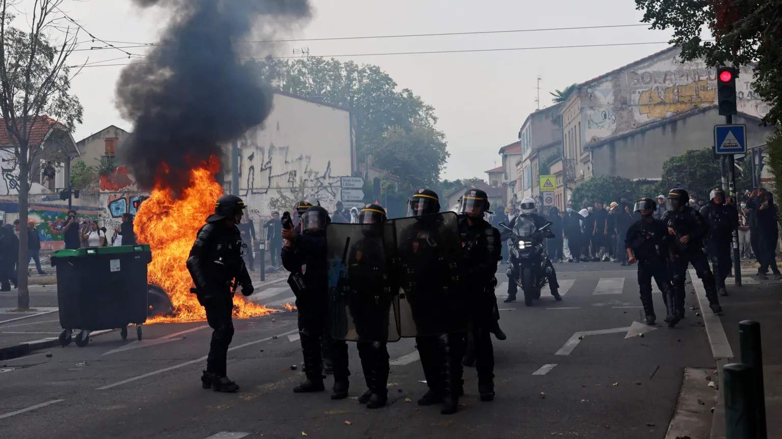 Francia cerrará hasta 500 institutos en plena ola de protestas estudiantiles