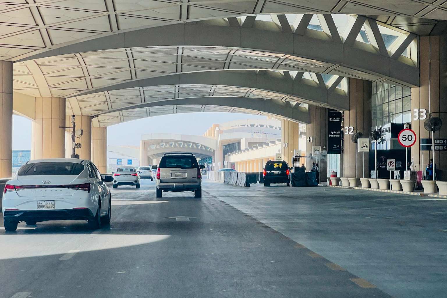 Arabia Saudí derriba tres misiles hutíes mientras el aeropuerto de Riad sigue cerrado