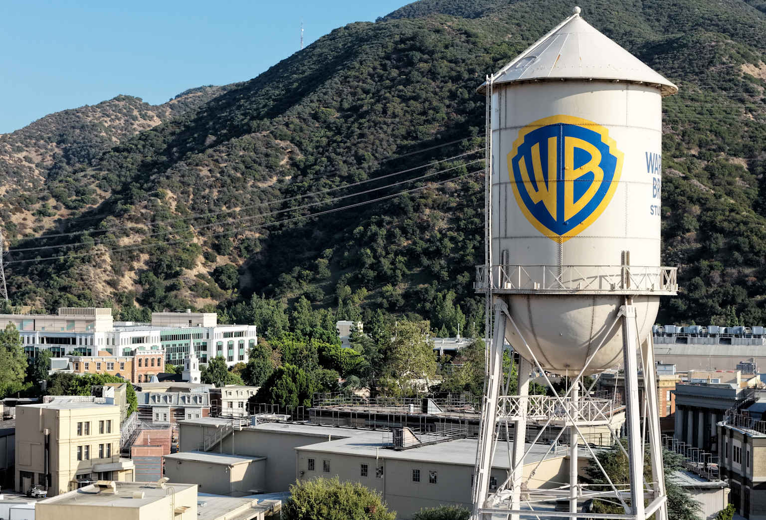 Paramount cierra la compra de Warner Bros. por 110.000 millones de dólares y da lugar a Skydance