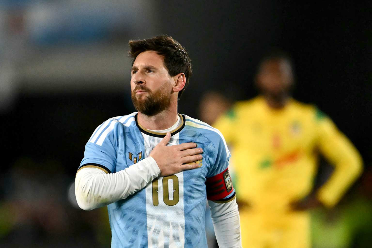 Messi marca y da dos asistencias en su despedida de Argentina