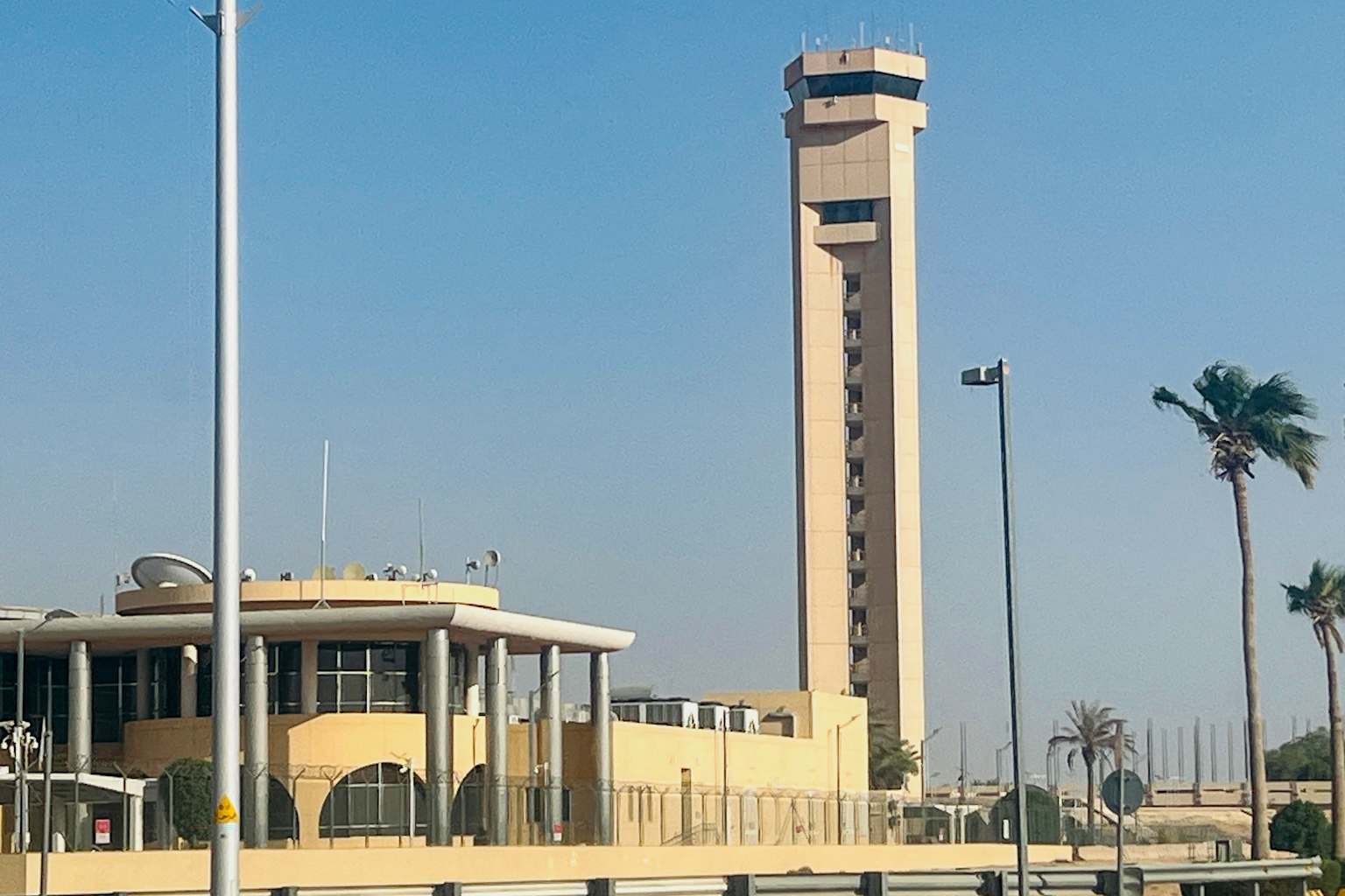 Atacan de nuevo el aeropuerto de Riad y lo evacúan, según fuentes oficiales
