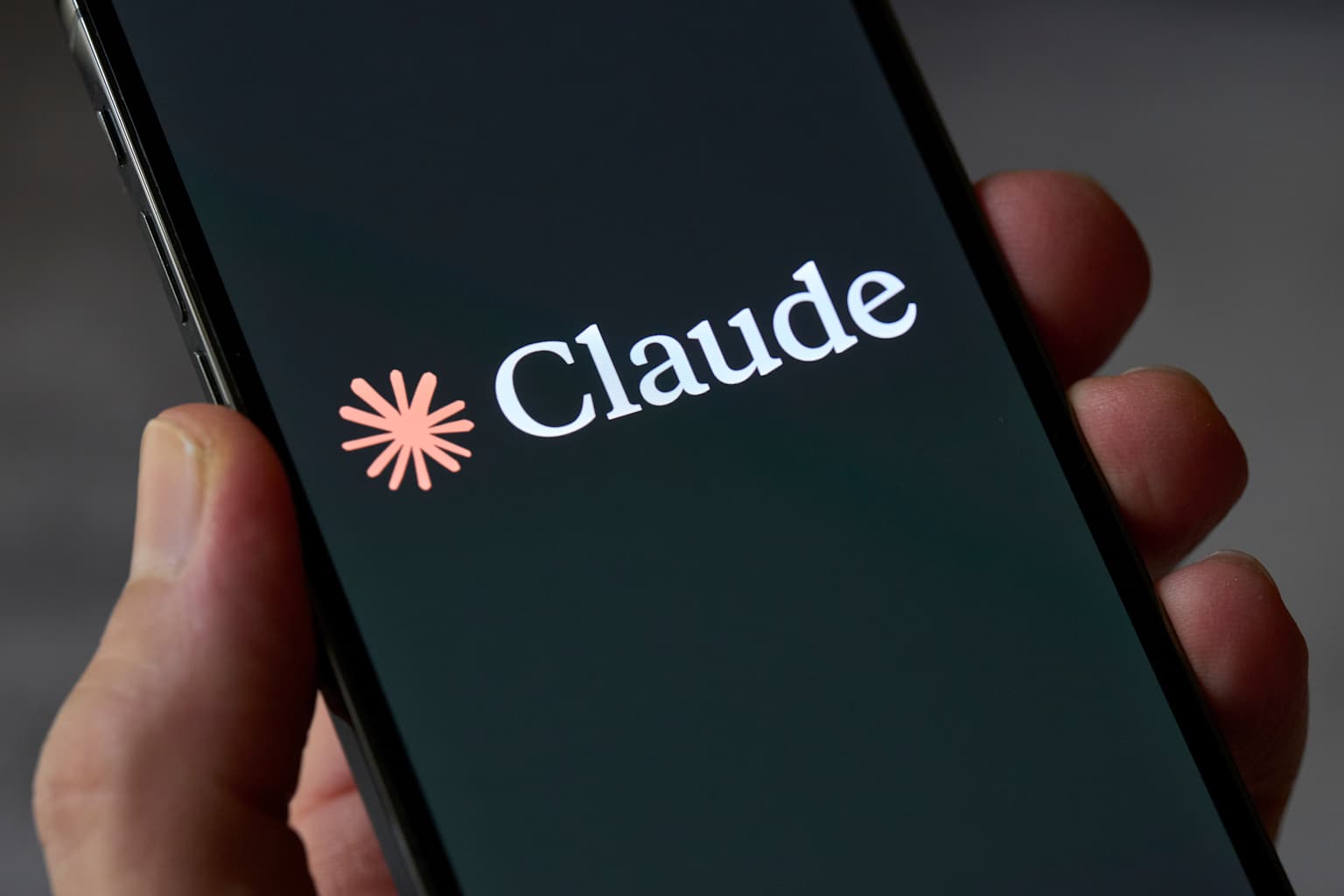 Anthropic actualiza su política de uso y prohíbe el maltrato hacia Claude