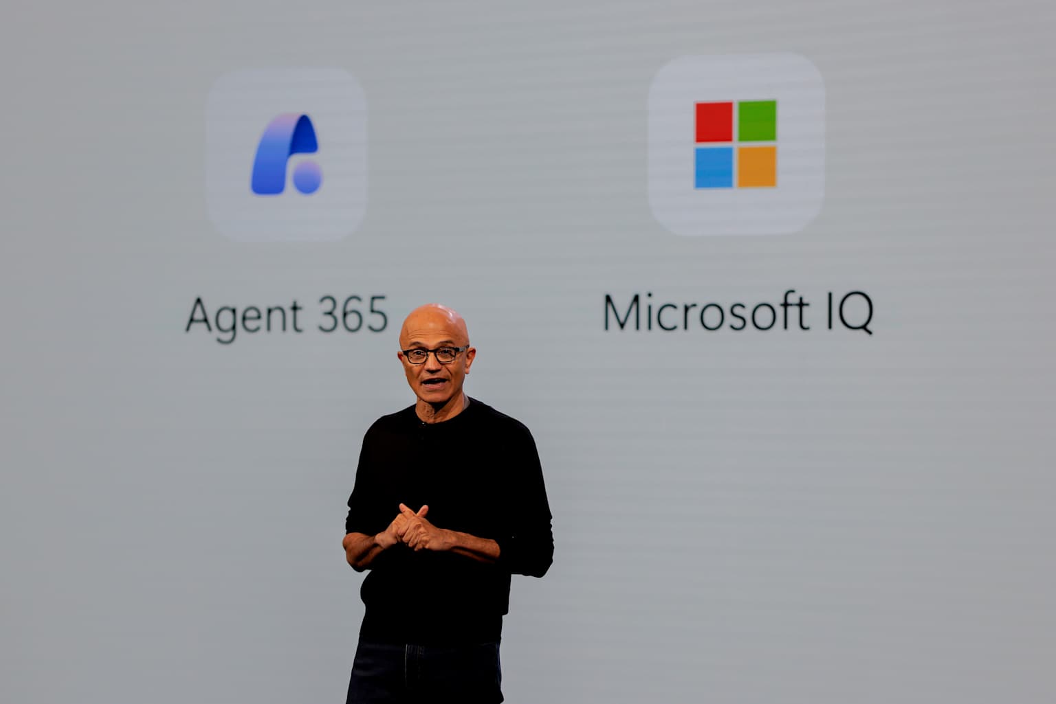 Nadella, de Microsoft, afirma que los agentes de IA suponen un «riesgo interno»