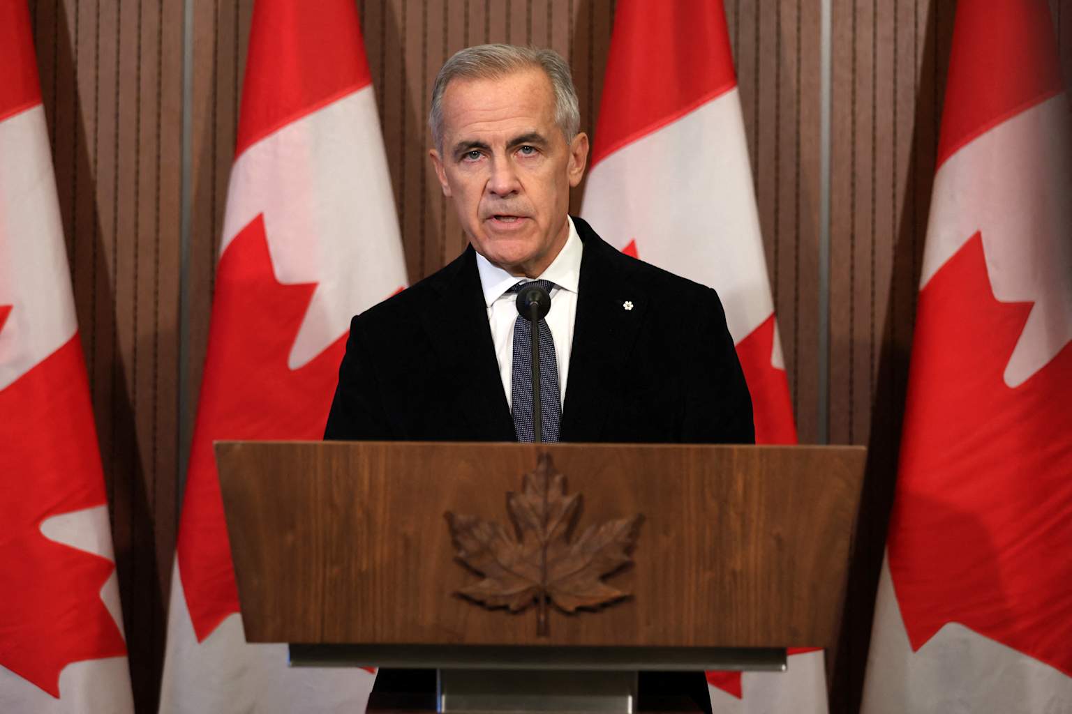 Carney informa de 4 muertos y decenas de heridos en el incendio de la base de Wainwright