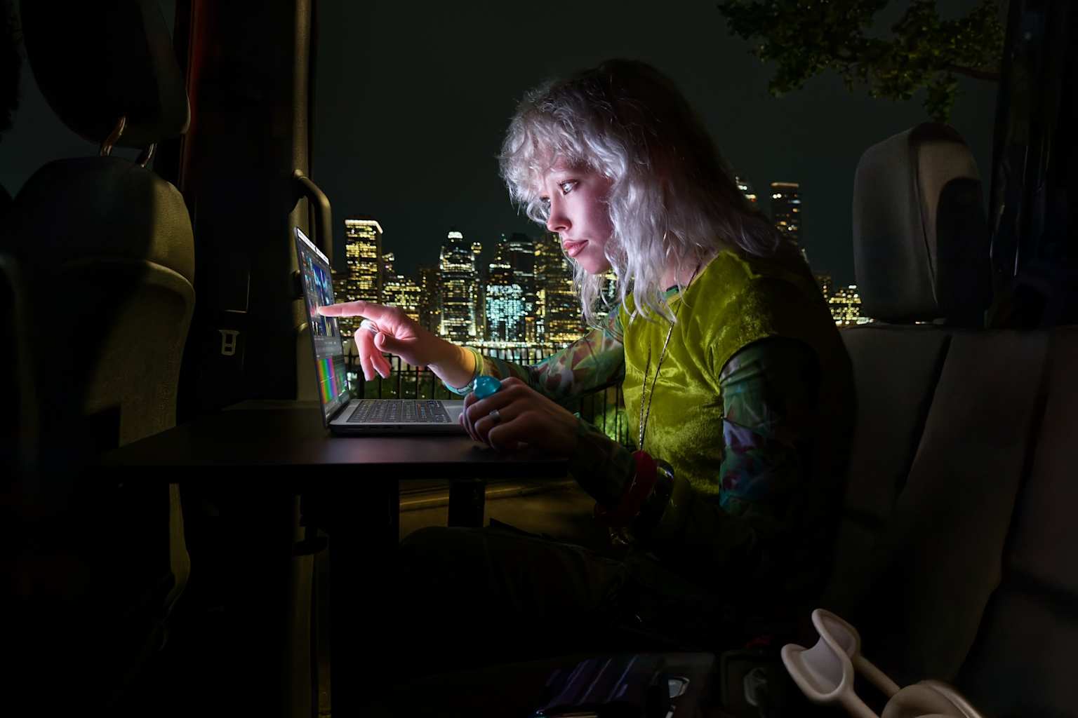 Apple presenta el primer MacBook Pro con pantalla táctil y OLED